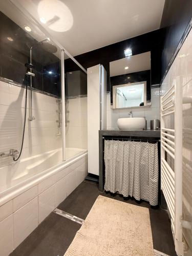 Apt with 2 bedrooms, terrace, pool & parking, Antibes (foto 9)