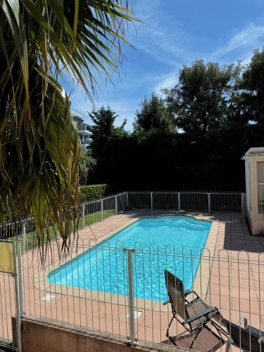 Apt with 2 bedrooms, terrace, pool & parking, Antibes (foto 10)