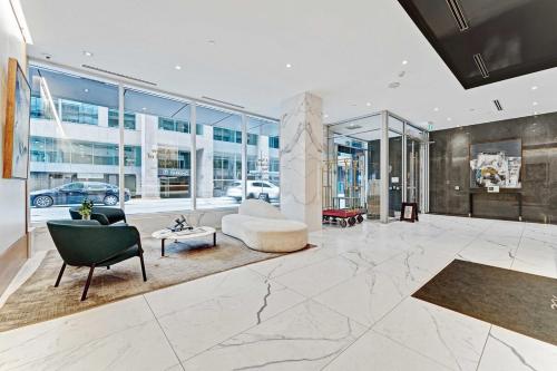 High-end Condo with Gym and walking distance to Parliament