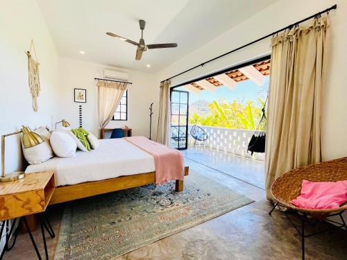 HUGE Suite!! King Bed, Air Conditioning, Pool, Fast Wifi - Sol at Casa Calavera - Punta Raza