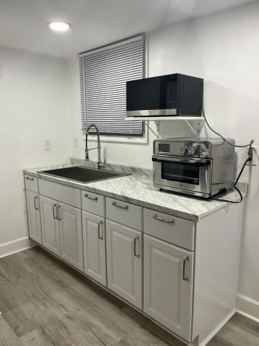 NEW Quiet Intwn Apt WITH Private Entry, Bath & Patio in Southwest