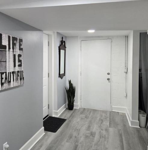 NEW Quiet Intwn Apt WITH Private Entry, Bath & Patio in Southwest