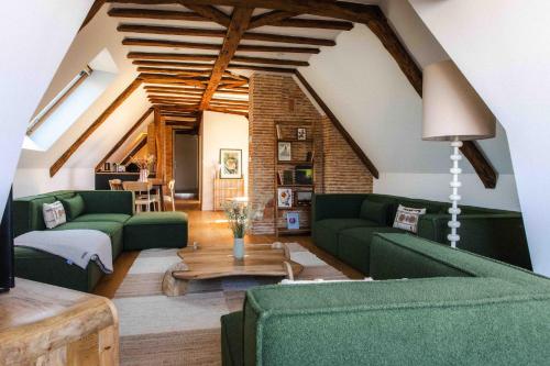 2 bedrooms, 3 beds