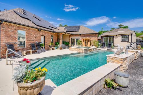 Elegant Spring Home with Full Kitchen and Pool