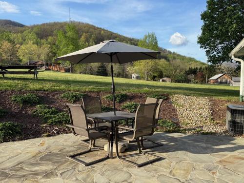 Sunlight House Enjoy Serenity and Amazing Views Sleeps 6 in Sevierville, USA