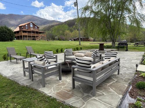 Sunlight House Enjoy Serenity and Amazing Views Sleeps 6 in Sevierville, USA