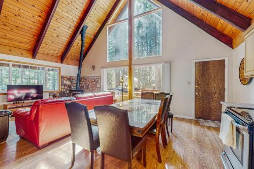 Charming Tahoe Chalet in ทาโฮ วัลเลย์