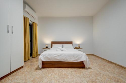 Bright & Spacious Beachside Apartment by SF Homes