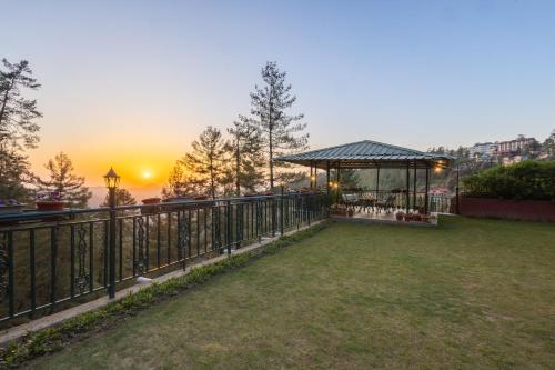 Hostie Romarica - 3BHK family cottage with private Sunset lawn & Gazebo, Nāldera