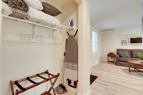 3 Mi to Main St and Beach Coastal Cape Cod Escape! 3 Mi to Main St and Beach Coastal Cape Cod Escape!