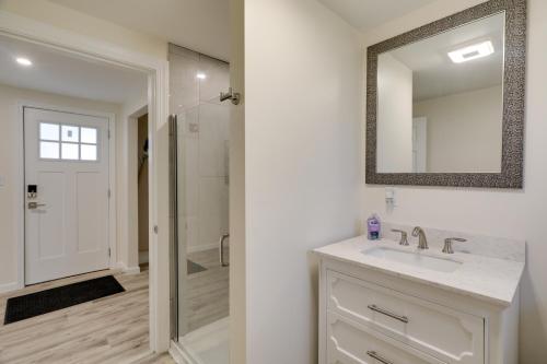 3 Mi to Onset Beach Sleek Apartment in Wareham 3 Mi to Onset Beach Sleek Apartment in Wareham