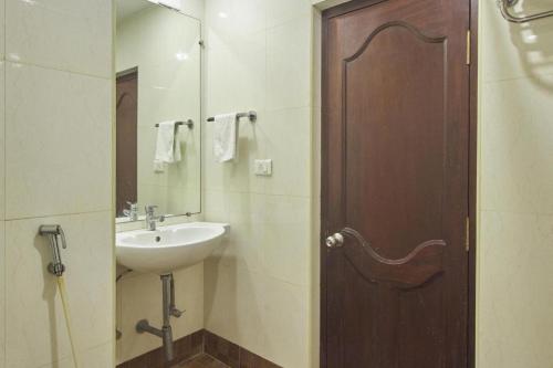 Bathroom, RKN Hotel in Pondicherry