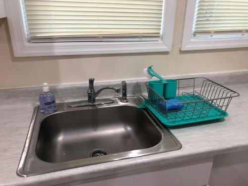 Spacious and private apartment with 3 bedrooms and 1 bathroom near Newark International Airport EWR and New York City