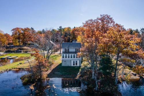 Spacious Lakeside Retreat 4-Bedroom Game Room in Orono