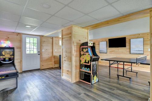 Spacious Lakeside Retreat 4-Bedroom Game Room in Orono