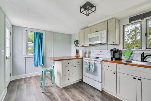 Spacious Lakeside Retreat 4-Bedroom Game Room in Orono