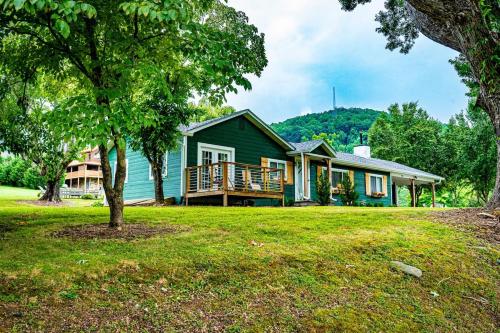 Sunlight House Enjoy Serenity and Amazing Views Sleeps 6 in Sevierville, USA