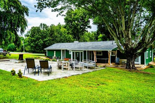 Sunlight House Enjoy Serenity and Amazing Views Sleeps 6 in Sevierville, USA