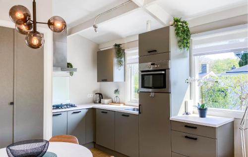 кухня, Awesome Home In Andijk With Wifi in Медемблік