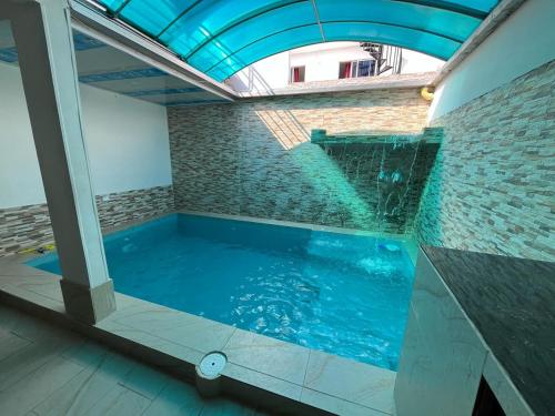 Úszómedence, Casa con piscina interna para tus vacaciones in Girardot