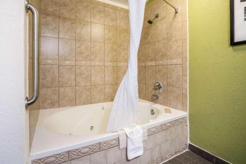 Sleep Inn & Suites Jacksonville near Camp Lejeune - image 12
