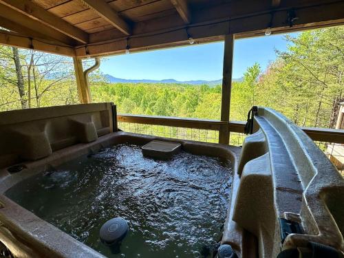 Hot tub, Knockin Boots Cabin Hot Tub Beautiful View in Oldham