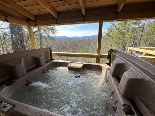 Hot tub, Knockin Boots Cabin Hot Tub Beautiful View in Oldham