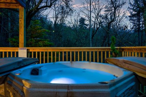 Hot tub, Tree House Tranquility Cabin Close to Dollywood in Oldham (TN)