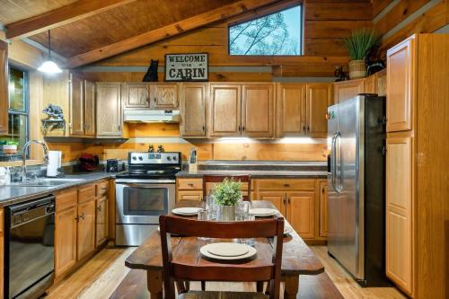 Kitchen, Tree House Tranquility Cabin Close to Dollywood in Oldham (TN)
