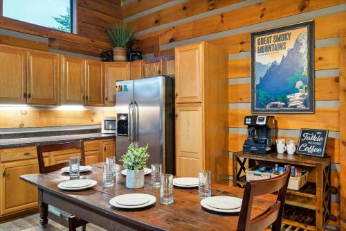 Kitchen, Tree House Tranquility Cabin Close to Dollywood in Oldham (TN)