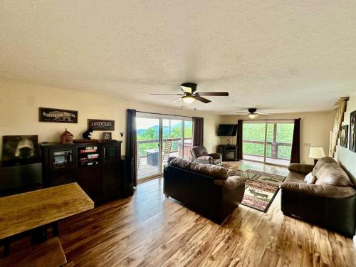 Facilities, Graceful Smoky Retreat Hot Tub Incredible Views near Forbidden Caverns
