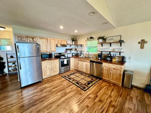 Kitchen, Graceful Smoky Retreat Hot Tub Incredible Views near Forbidden Caverns