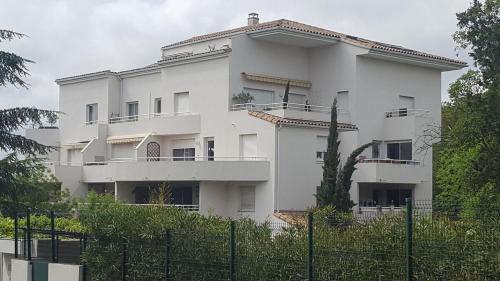 F3 63m2, Piscine, Terrasse, Parking, 20 min plages by ImmoConciergerie in La Chamberte