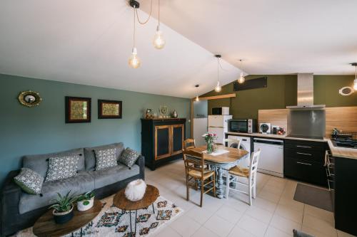 Kitchen, La Maison de Dom in Le Loroux-Bottereau