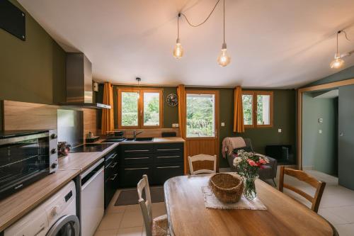 Kitchen, La Maison de Dom in Le Loroux-Bottereau