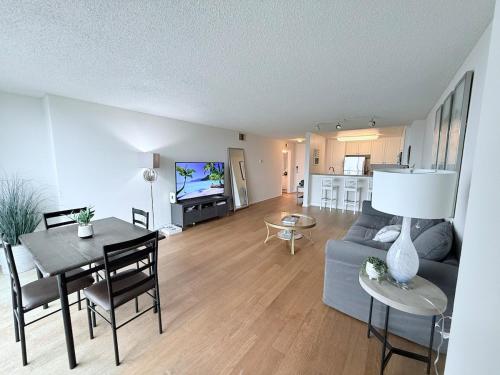 Oceanfront Bliss, Beach & Marina Views, Roomy 1BR