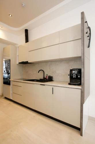LUX Prime Suite with FREE parking  + FAST Internet - image 3