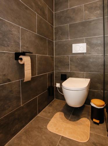 LUX Prime Suite with FREE parking  + FAST Internet - image 13