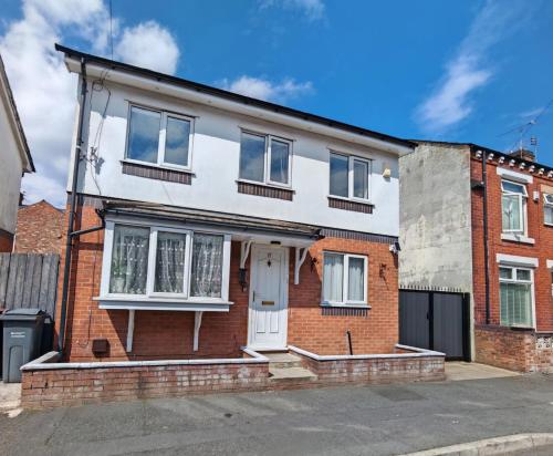 Regent House - Holiday Home With Free Parking - 5 Minutes Drive to Coop Live Arena, Etihad Stadium & Manchester City Centre, Manchester