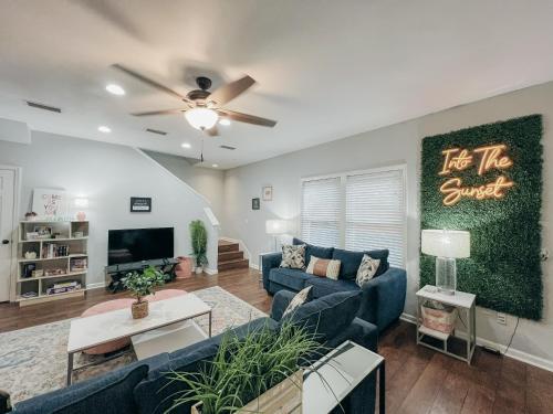 Sunset Oasis - Beautiful 3BR with Serene Backyard near UF Stadium! – khách sạn tại University Heights