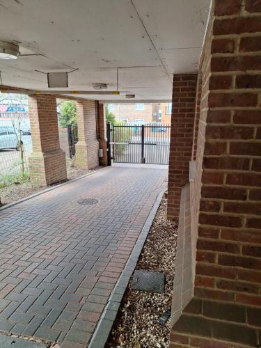 נוף חוץ, Cosy Gated Room with Free Secure Parking Private Bathroom in ווקינג