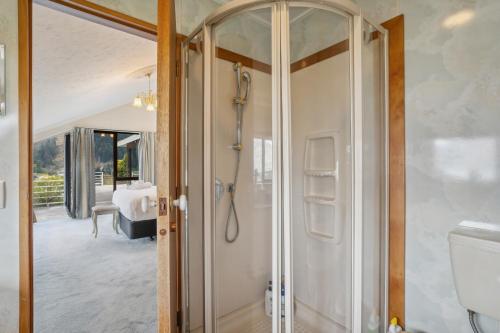 Remarkable View in Central Queenstown - image 3