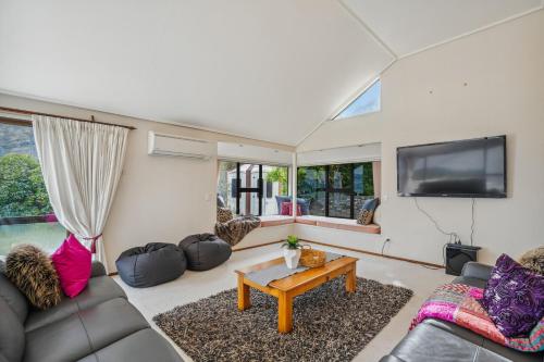 Remarkable View in Central Queenstown - image 5