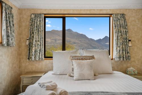 Remarkable View in Central Queenstown - image 4