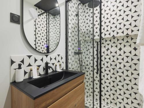 Modern apartment -1BR-2P- Marais - image 6