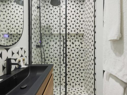 Modern apartment -1BR-2P- Marais - image 7