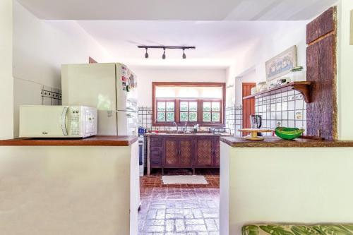 Casa dos Pássaros na areia a 20m da Praia da Baleia com 1 dormitório e 3 suítes com ar condicionado, wifi, smart tv, cozinha completa e churrasqueira