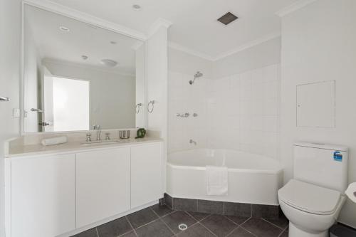 Stylish 2-Bed Apartment with Pool in Camperdown - image 2