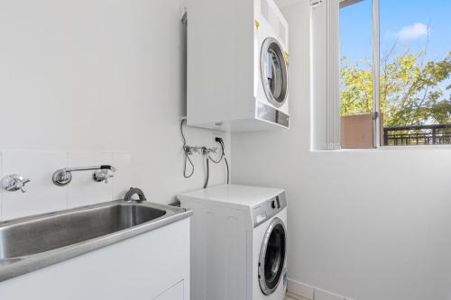 Stylish 2-Bed Apartment with Pool in Camperdown - main image