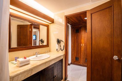 Deluxe Double or Twin Room with Balcony image 7